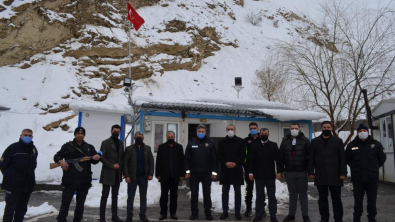 Malatya Ve Van'da Denetim Yapan Polislere Tatlı İkramı
