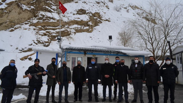Malatya Ve Van'da Denetim Yapan Polislere Tatlı İkramı
